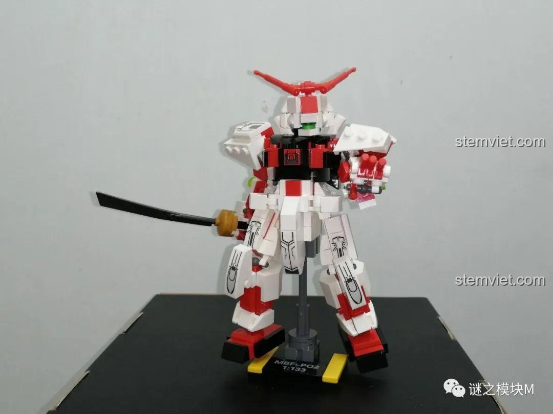 Mô hình Gundam Astray Red Frame SY6498 với tư thế giống Kirito trong Sword Art Online.