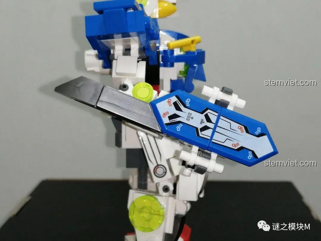 Cận cảnh vũ khí của mô hình Gundam Exia SY6498, cho thấy các chi tiết nhỏ.