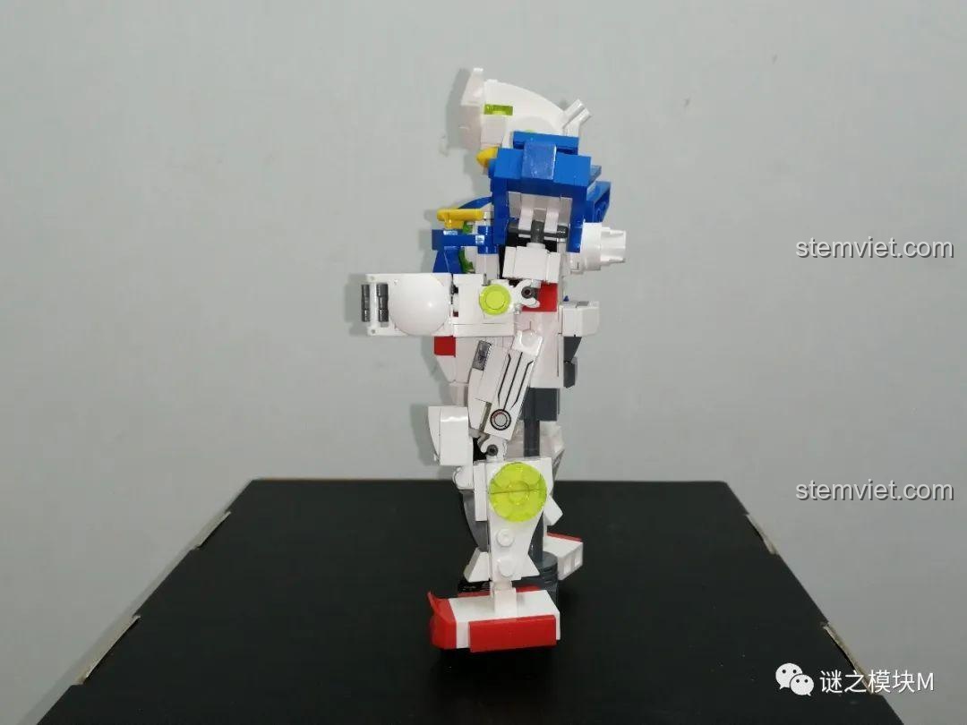 Góc nghiêng của mô hình Gundam Exia SY6498, thể hiện chi tiết giáp và vũ khí.