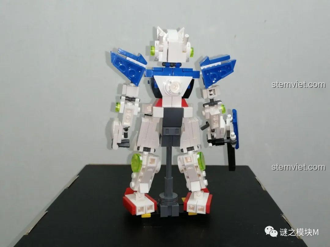 Mặt sau của mô hình Gundam Exia SY6498, cho thấy các khớp nối và chi tiết lưng.