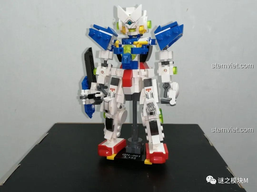 Mô hình Gundam Exia SY6498 với tư thế chiến đấu năng động.