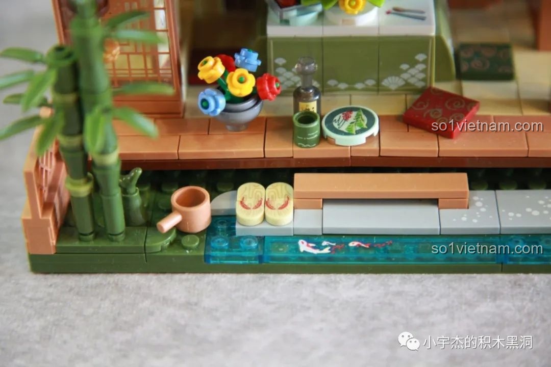 Chi tiết guốc gỗ và đệm ngồi in họa tiết trong mô hình inbrixx 880018 Ngôi Nhà Nhật Bản Kumamon.