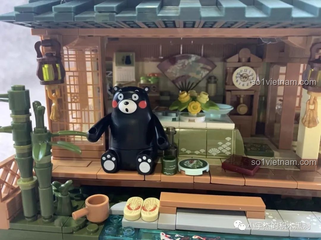 Chi tiết guốc gỗ và bàn trà trong mô hình inbrixx 880018 Ngôi Nhà Nhật Bản Kumamon, thể hiện sự tinh xảo.