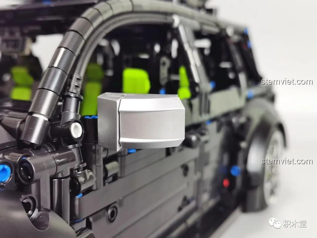 Gương chiếu hậu màu bạc của mô hình TGL T5023, một chi tiết đặc trưng của dòng xe Audi RS.