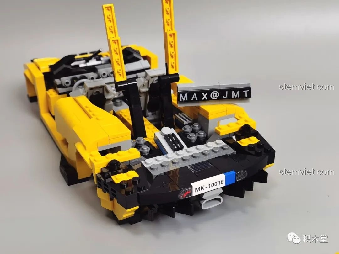 Gương chiếu hậu của mô hình Lego Koenigsegg Regera màu vàng.
