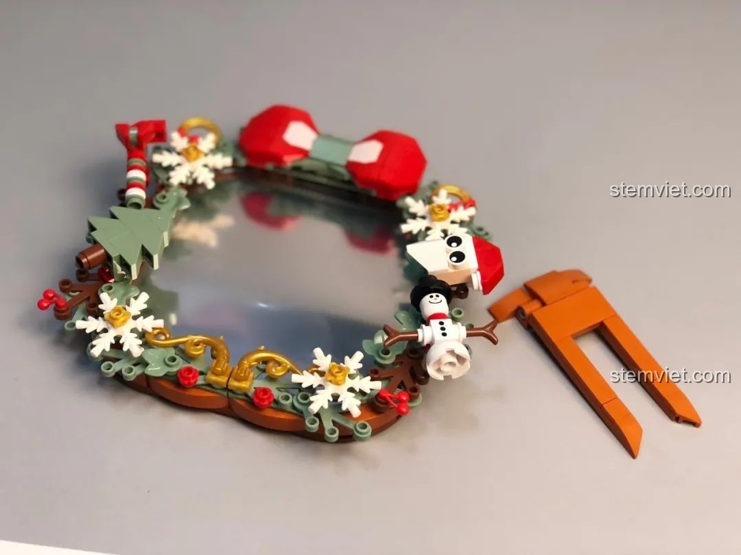 Gương Nhỏ Giáng Sinh JAKI đã hoàn thành, có chân đế điều chỉnh góc độ, đặt cạnh người tuyết rất hài hòa.