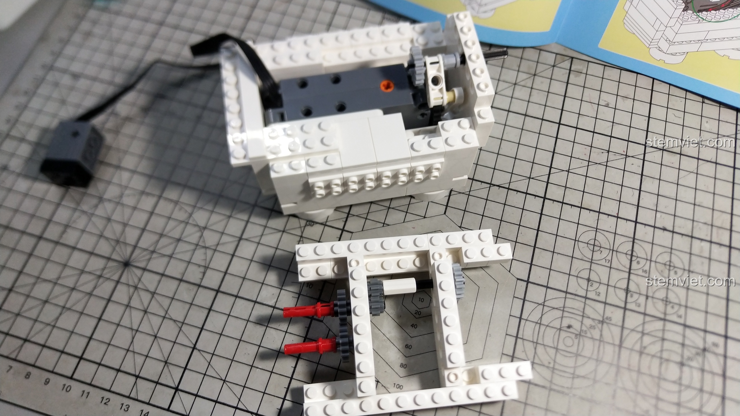 Hai bộ phận chính của mô hình heo đất CaDA C51036: thân dưới và cụm cơ cấu tai, chuẩn bị lắp ráp.