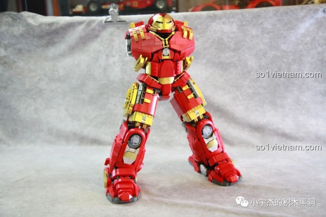 Hai bên cánh tay của Giáp Chống Hulk MK44 KBOX V5004 đã hoàn thành, nhìn từ phía sau.