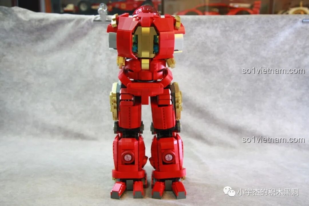 Hai bên cánh tay của Giáp Chống Hulk MK44 KBOX V5004 đã hoàn thành, đặt cạnh nhau.