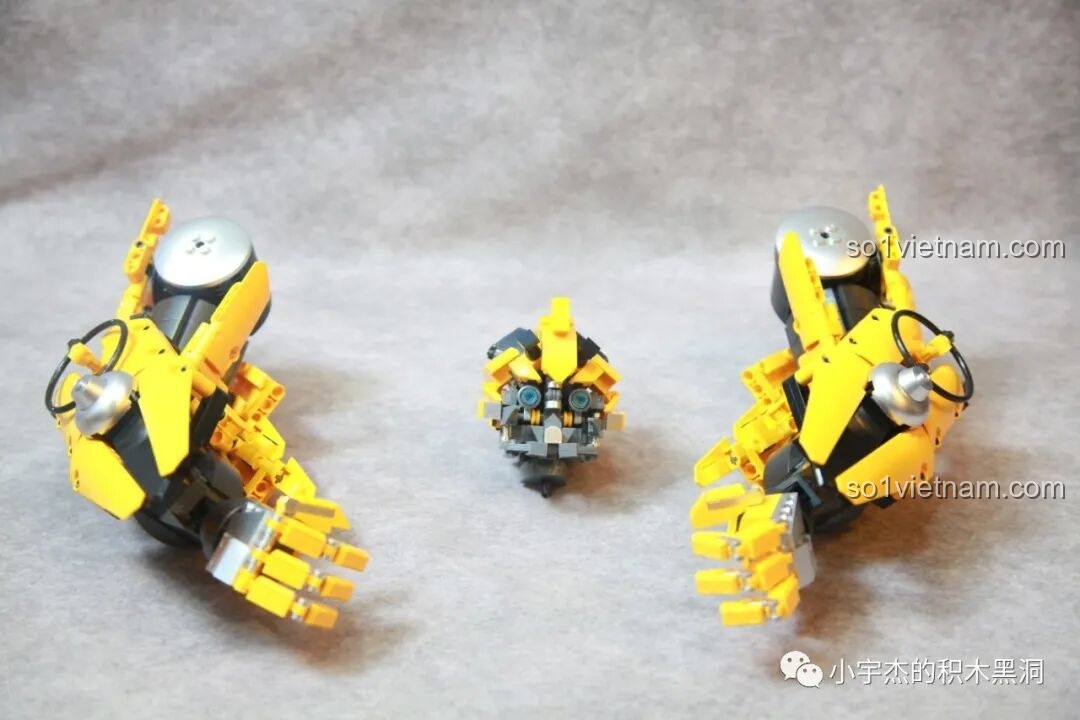 Hai cánh tay và phần đầu của robot Bumblebee đã được lắp ráp xong, sẵn sàng để gắn vào thân.