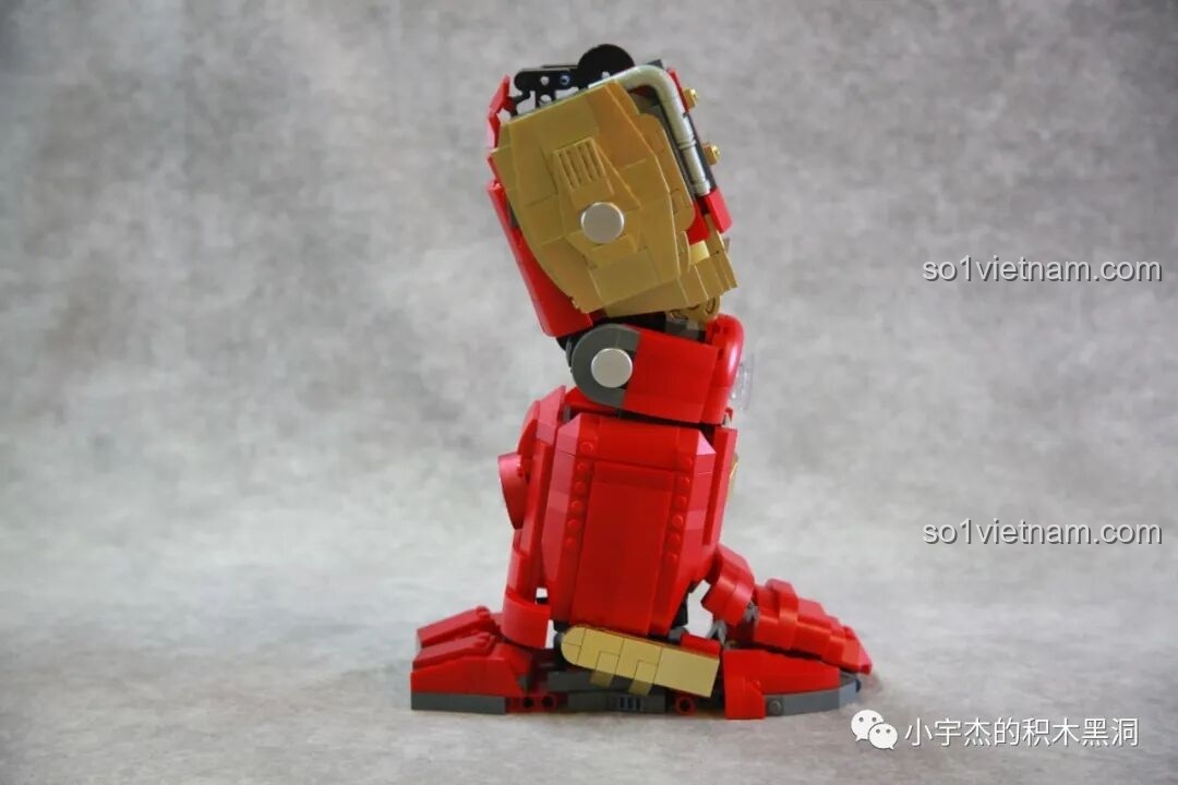 Hai bên chân của Giáp Chống Hulk MK44 KBOX V5004 đã hoàn thành, nhìn từ góc nghiêng.