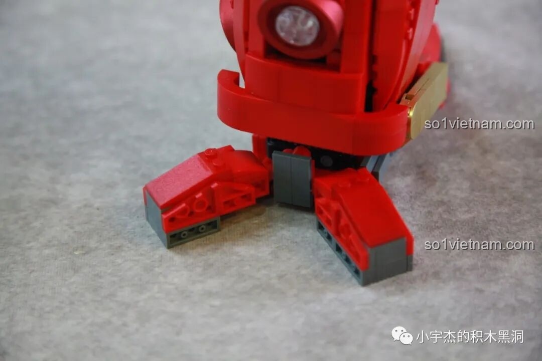 Hai bên chân của Giáp Chống Hulk MK44 KBOX V5004 đã hoàn thành, nhìn từ phía trước.