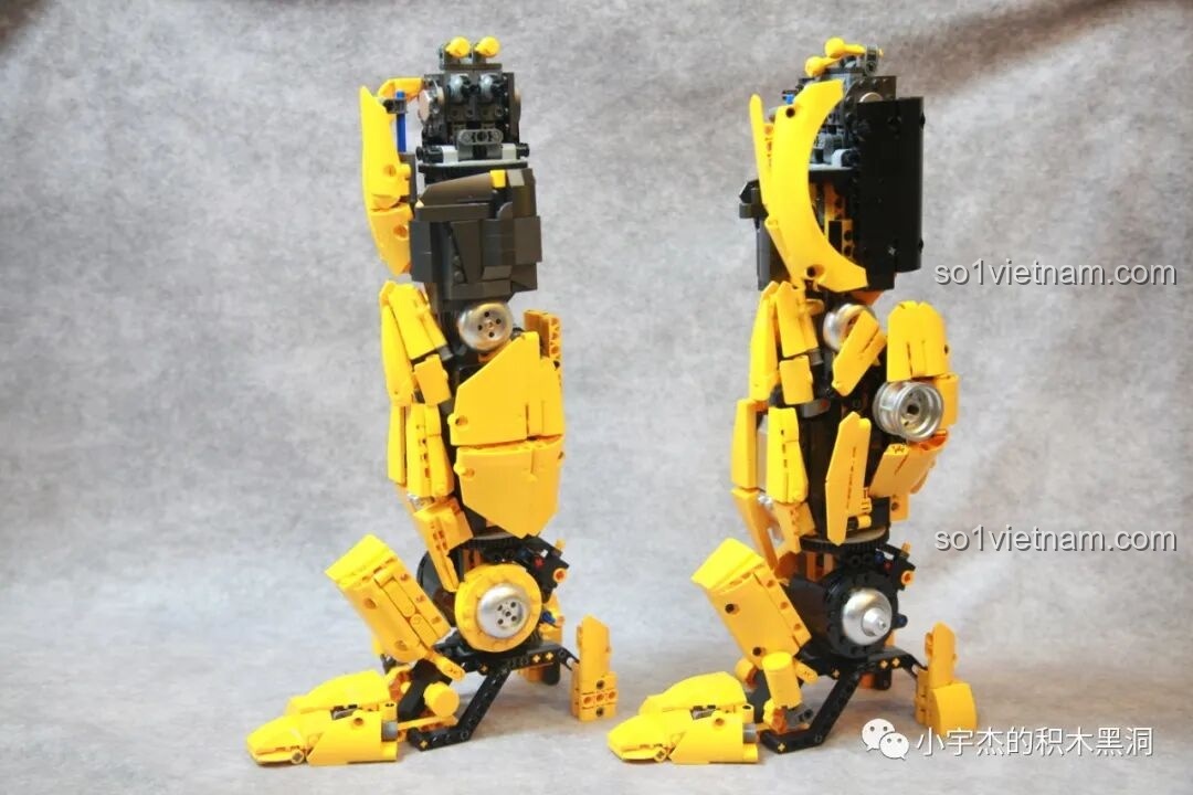 Hai chân của robot Bumblebee đã được lắp ráp hoàn chỉnh với đầy đủ các lớp giáp, trông rất mạnh mẽ và chi tiết.