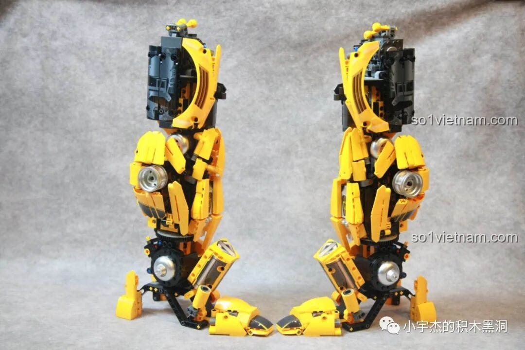 Hai chân của mô hình Bumblebee được tạo dáng, cho thấy khả năng cử động của các khớp gối và mắt cá chân.