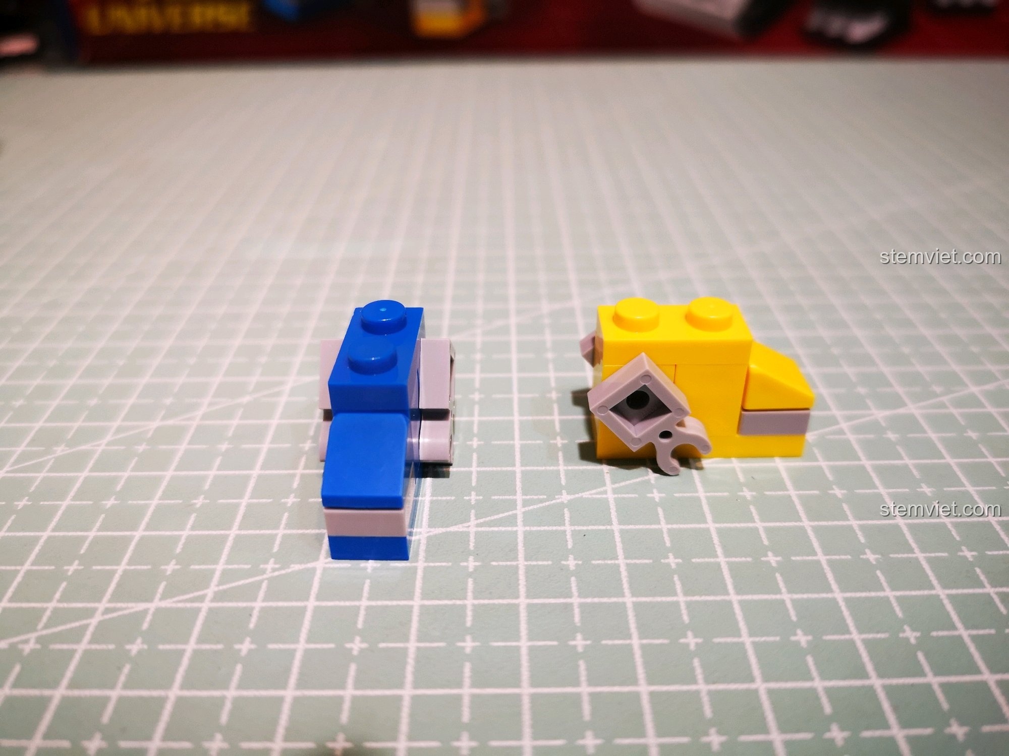 Hai chiếc chân của Voltron, màu Xanh dương và Vàng, được lắp ráp riêng.