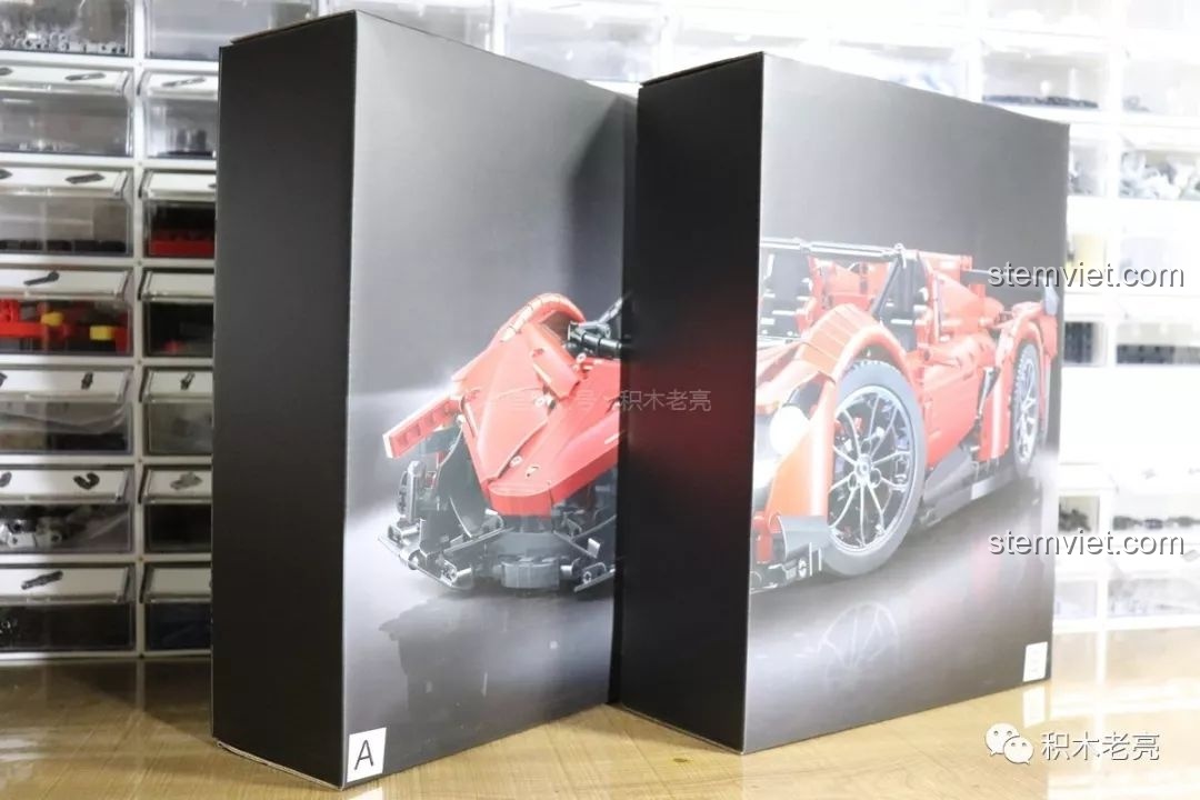 Hai hộp A và B của bộ xếp hình Xe đua Lamborghini Veneno 13079 được đặt ngay ngắn.