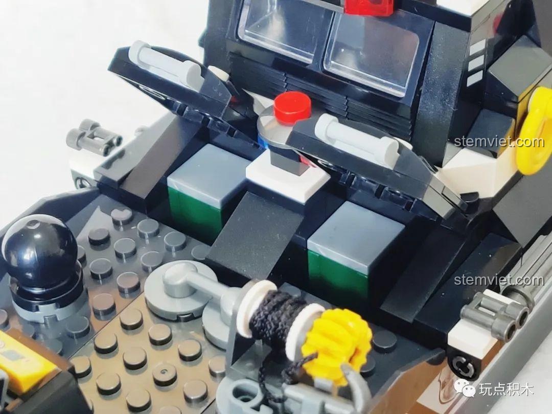 Hai khoang chứa đồ có nắp mở ở hai bên hông tàu trong bộ lắp ráp SEMBO 102467.