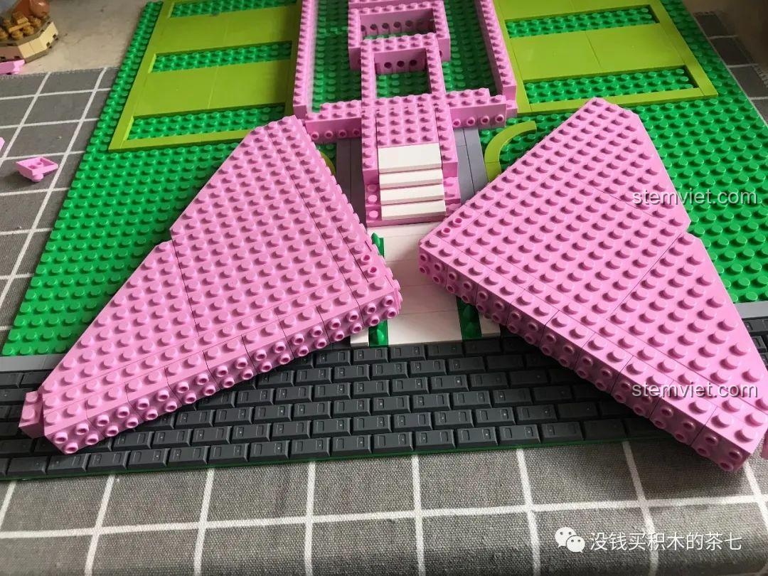 Hai khối nền tam giác được đặt đối xứng hai bên lối vào của Lâu Đài Công Chúa Ánh Sáng.