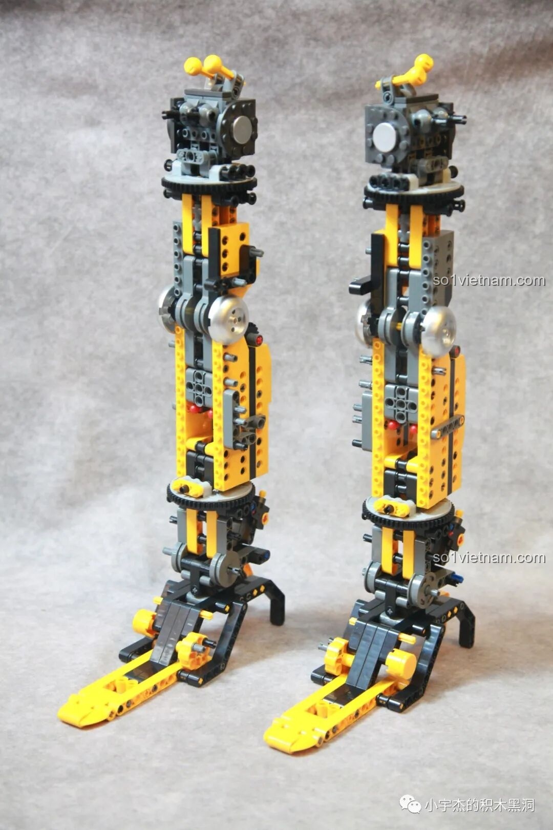 Hai khung chân của robot Bumblebee đã được lắp ráp xong, đối xứng và sẵn sàng cho các bước tiếp theo.