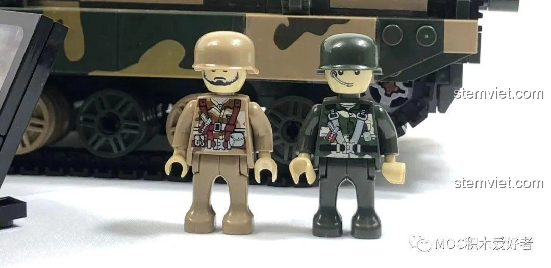 Hai minifigure lính tăng đi kèm bộ COGO 13384 Xe Tăng Chủ Lực 99A, với trang phục quân đội.