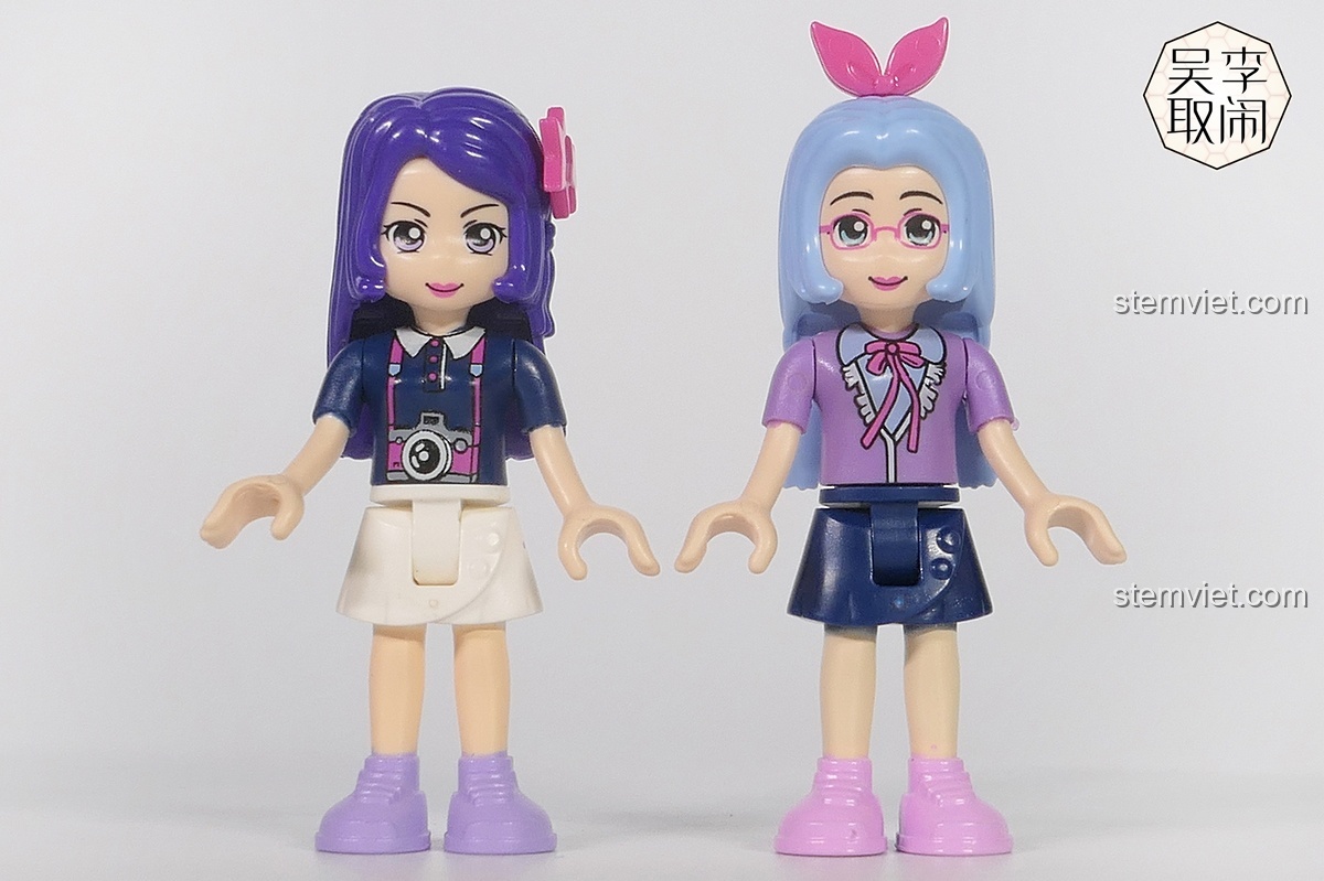 Hai nhân vật minifigure nữ trong bộ lắp ghép Ngôi nhà của các loài cá 2012.