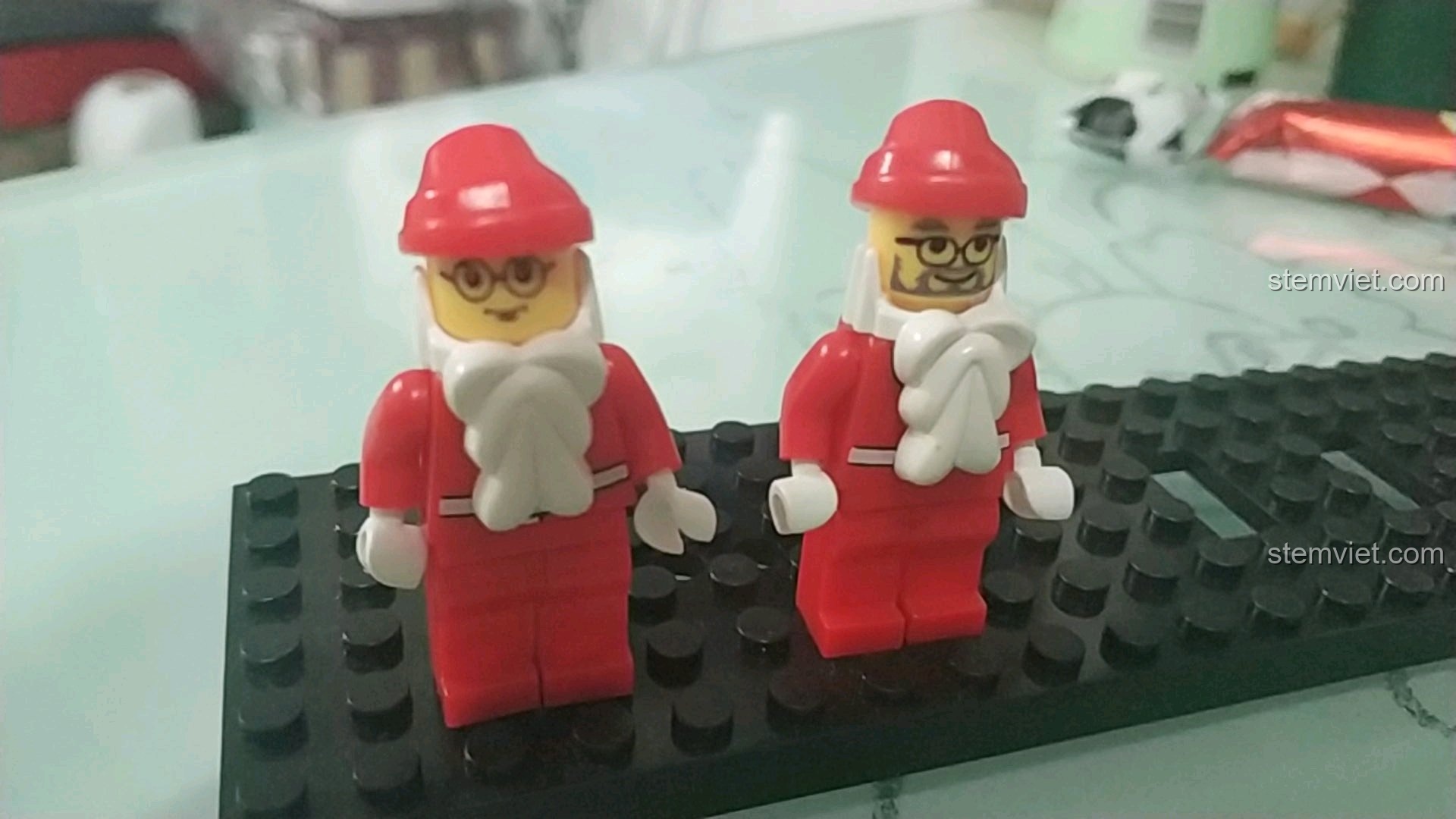 Hai minifigure Ông già Noel từ bộ Enlighten 626 Toa tàu Giáng Sinh Vui Vẻ sau khi lắp xong.