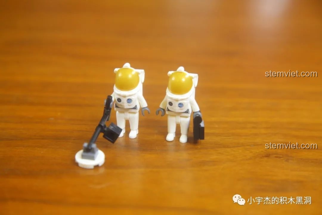 Hai minifigure phi hành gia trong bộ GUDI 10802 được trang bị mũ bảo hiểm và các công cụ thám hiểm.