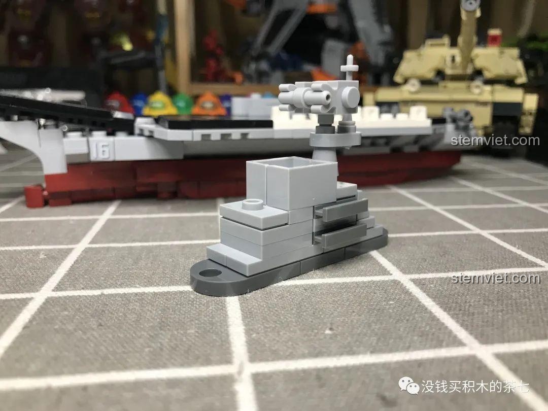 Hai minifigure thuyền trưởng và hải quân thủy binh đi kèm bộ lắp ráp Jia Zhi 1562, với chi tiết in ấn sắc nét trên trang phục.