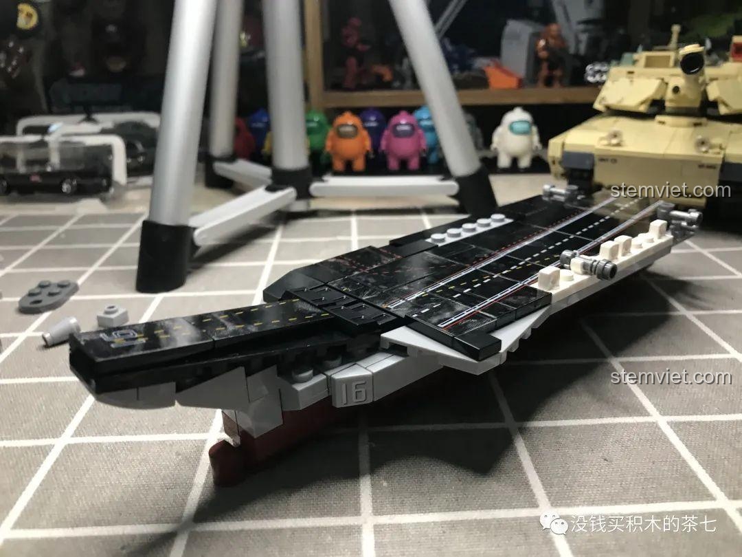 Hai minifigure thuyền trưởng và hải quân thủy binh đi kèm bộ lắp ráp Jia Zhi 1562, với chi tiết in ấn sắc nét trên trang phục.