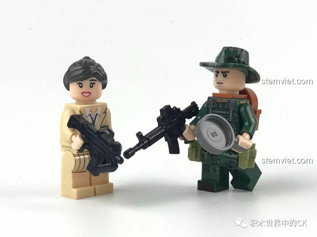 Hai minifigures nam và nữ của bộ LELE 36029 đứng cạnh nhau, được trang bị vũ khí đầy đủ.