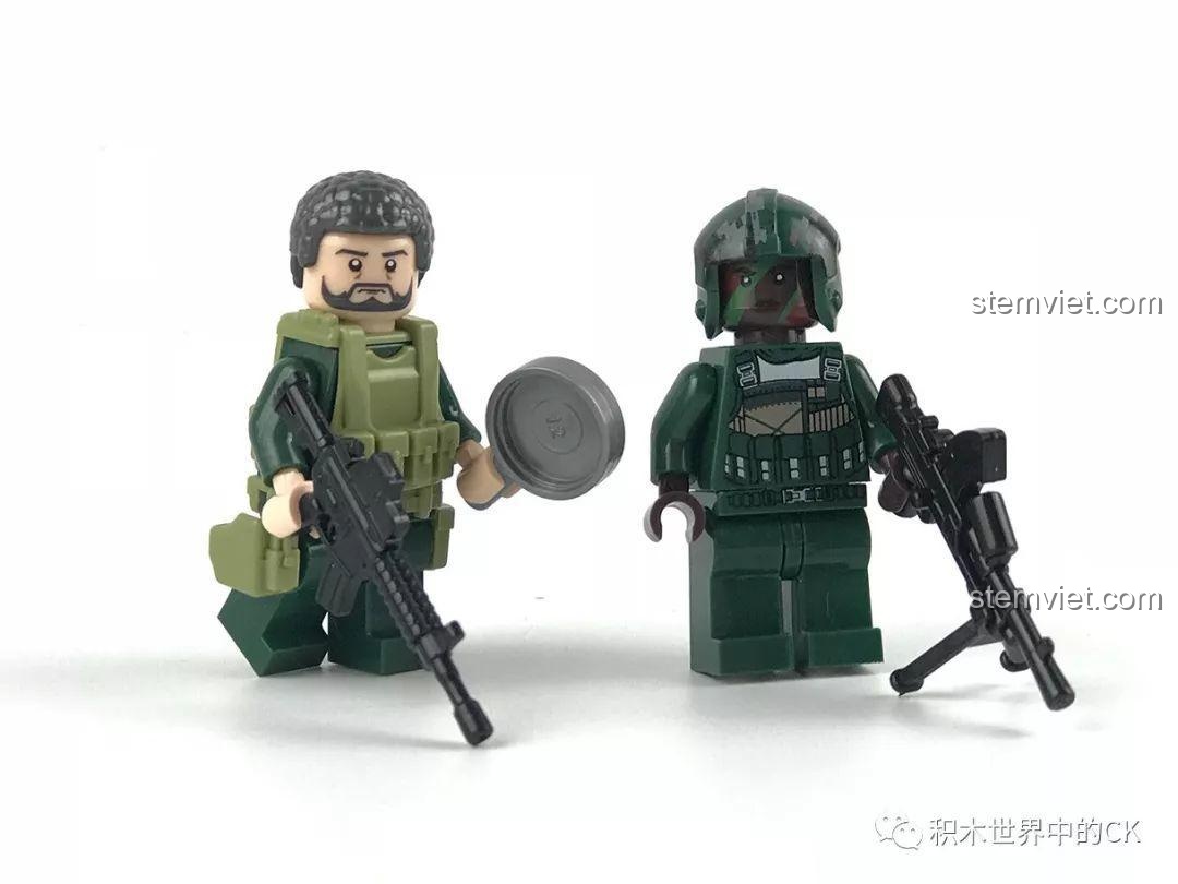 Hai minifigures nam của mẫu thứ hai trong bộ LELE 36029 đứng cạnh nhau, trang bị vũ khí.