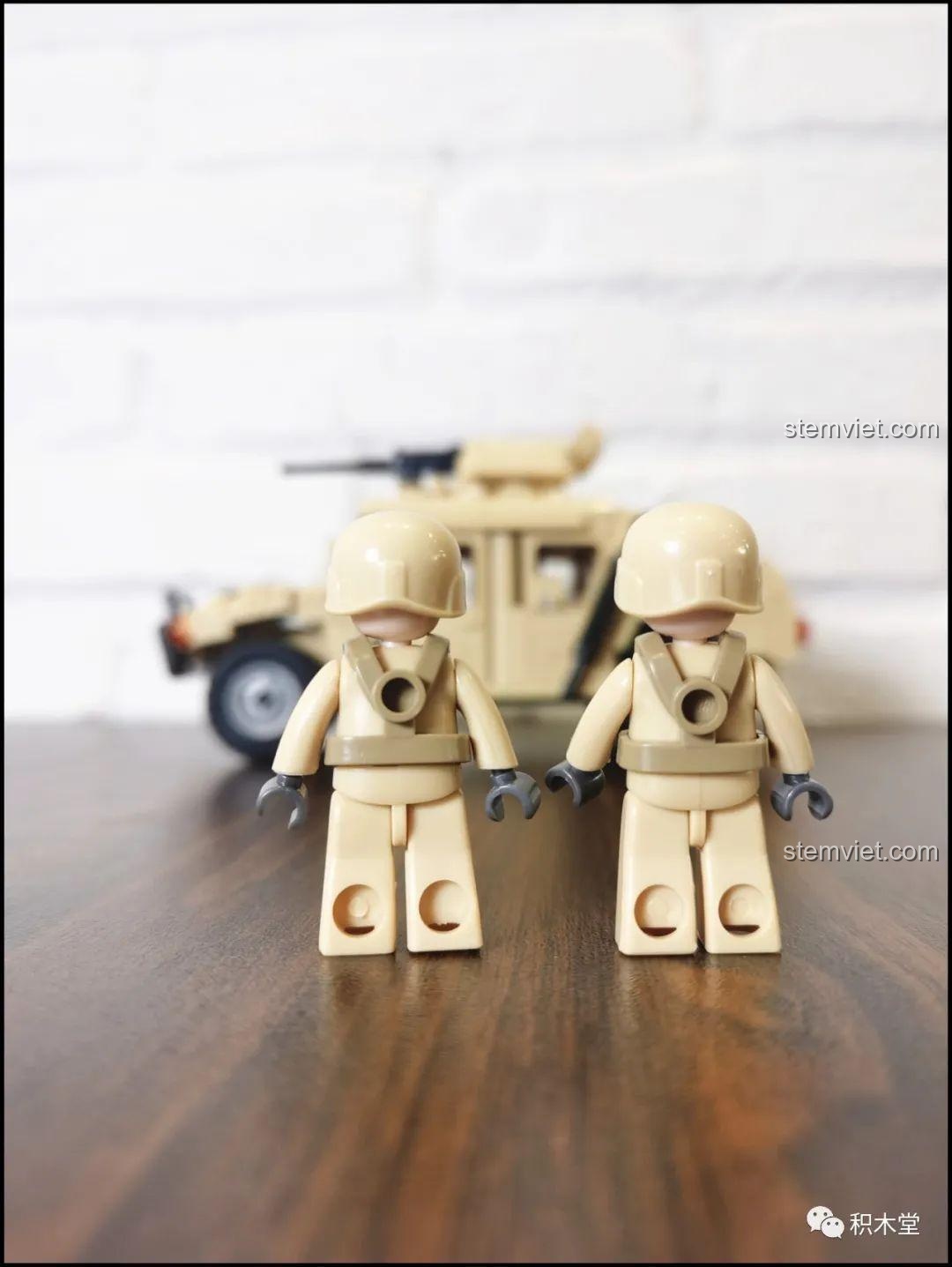 Hai minifigures Lính lái xe và Lính xạ thủ trong bộ xếp hình Xe bọc thép hạng nhẹ Hummer 837.