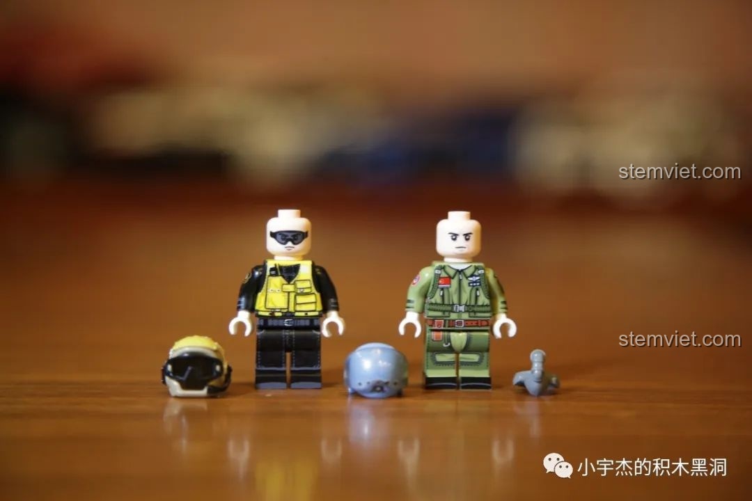 Hai minifigures đứng cạnh nhau, chưa đội mũ, khoe chi tiết in trên thân và chân cực kỳ sắc nét.