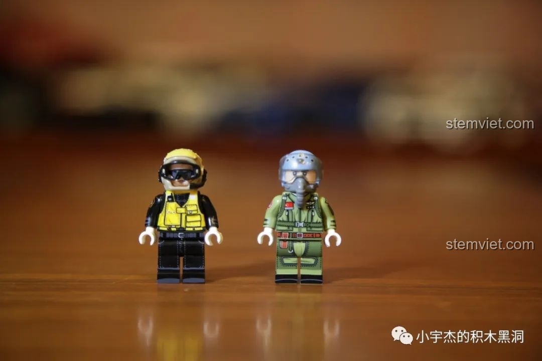 Hai minifigures phi công và nhân viên mặt đất đã đội mũ bảo hộ, sẵn sàng cho nhiệm vụ.