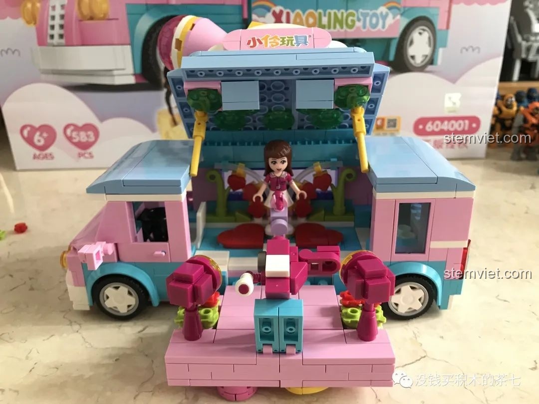 Hai minifigure Tiểu Linh và Hạ Thiên trên sân khấu di động của xe phỏng vấn SEMBO 604001.