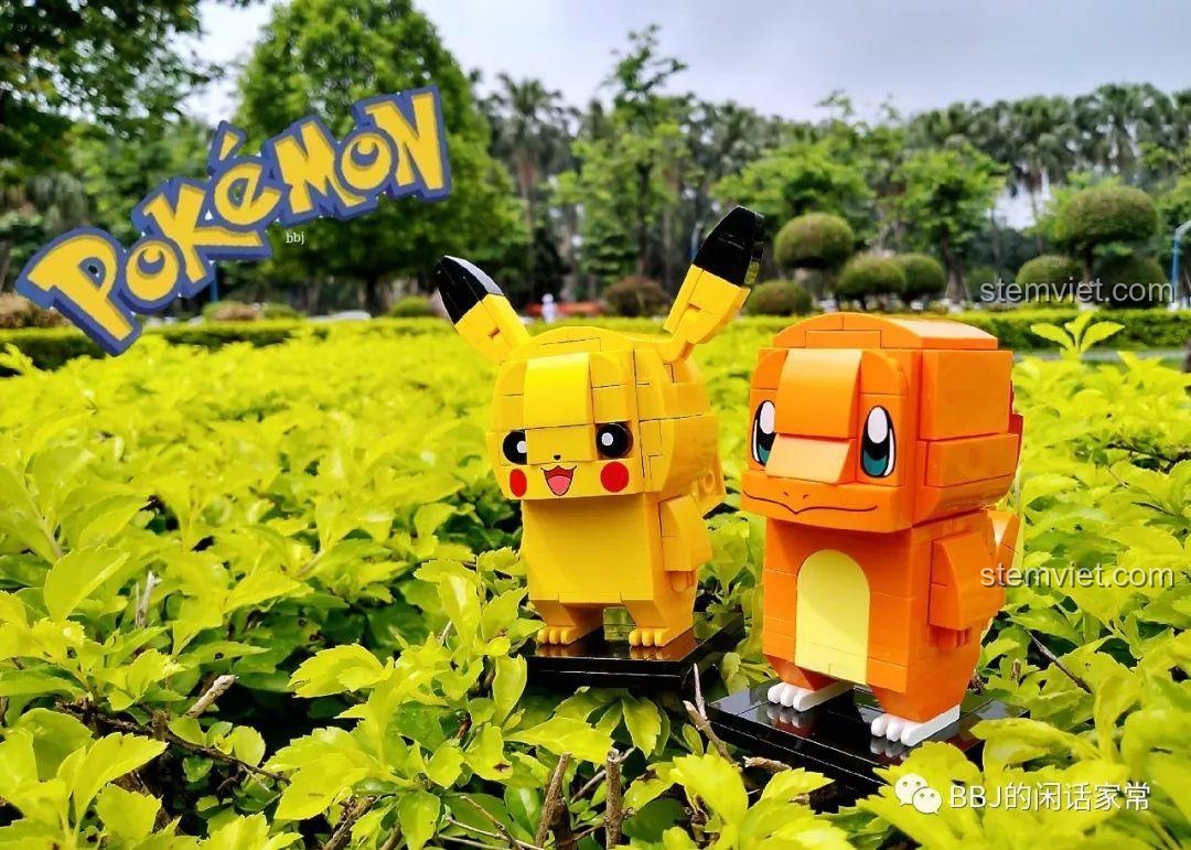 Hai mô hình Keeppley Pikachu và Charmander hoàn thiện đứng cạnh nhau trên nền cây xanh, sẵn sàng cho một cuộc phiêu lưu.