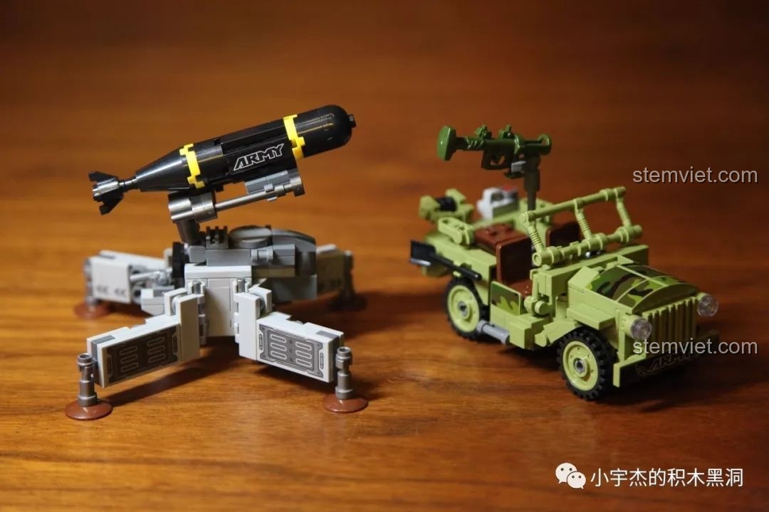 Cả hai mô hình xe Jeep và bệ phóng tên lửa của bộ Panlos 631004D được đặt cạnh nhau.