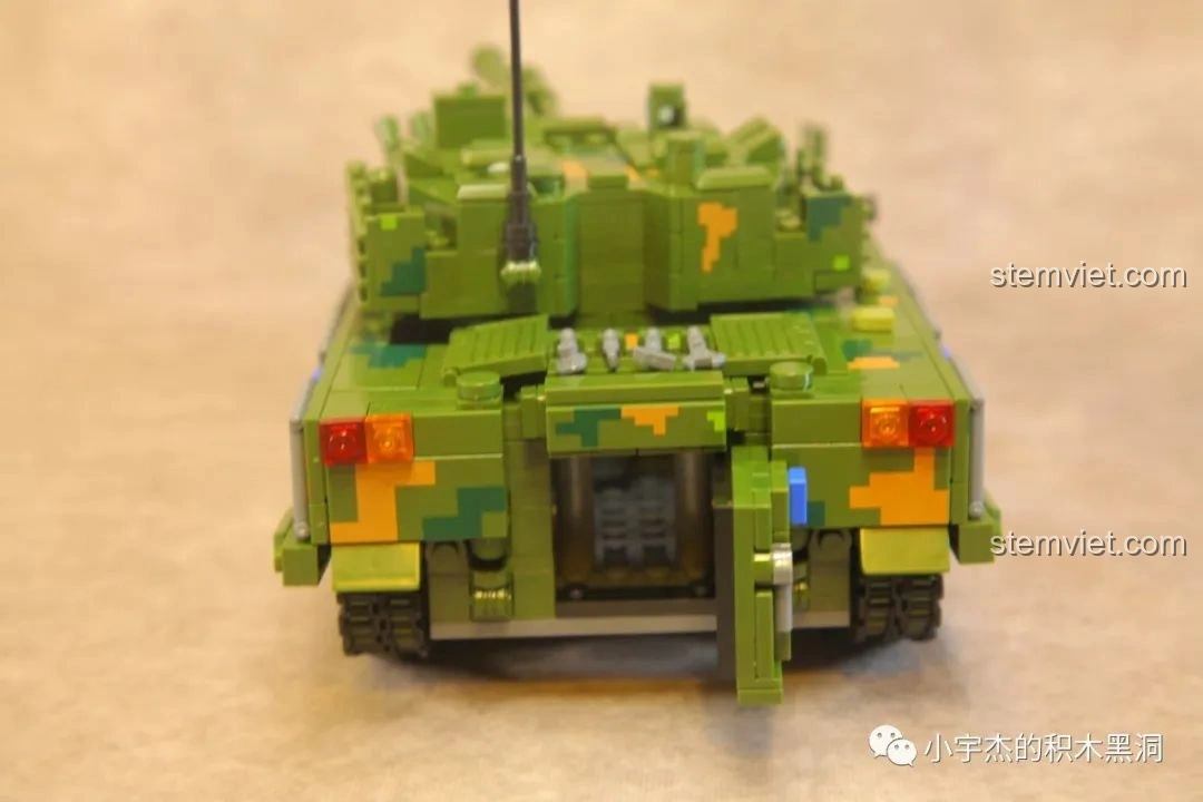 Hai mô hình quân sự Panlos Brick, Xe Bọc Thép 04A và pháo tự hành 155mm, trưng bày cùng nhau