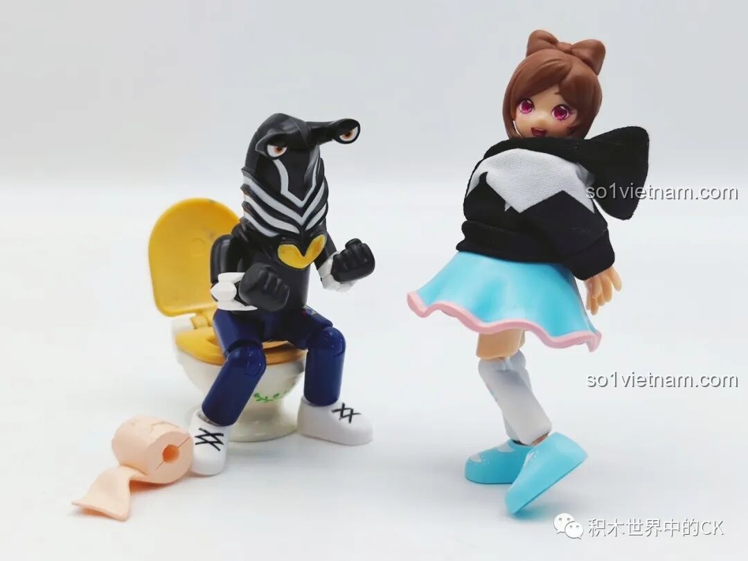 Hai mô hình Ultraman, một cầm gậy đỏ và một cầm kiếm vàng, thể hiện sự đa dạng của bộ lắp ráp BLOKEES.