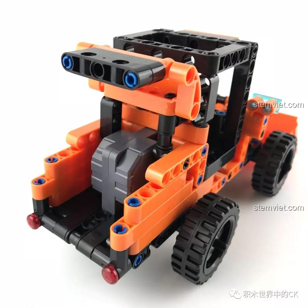 Hai mô hình hoàn thiện của bộ lắp ráp Winner 7085 xe Jeep và 7086 xe xúc lật đứng cạnh nhau.