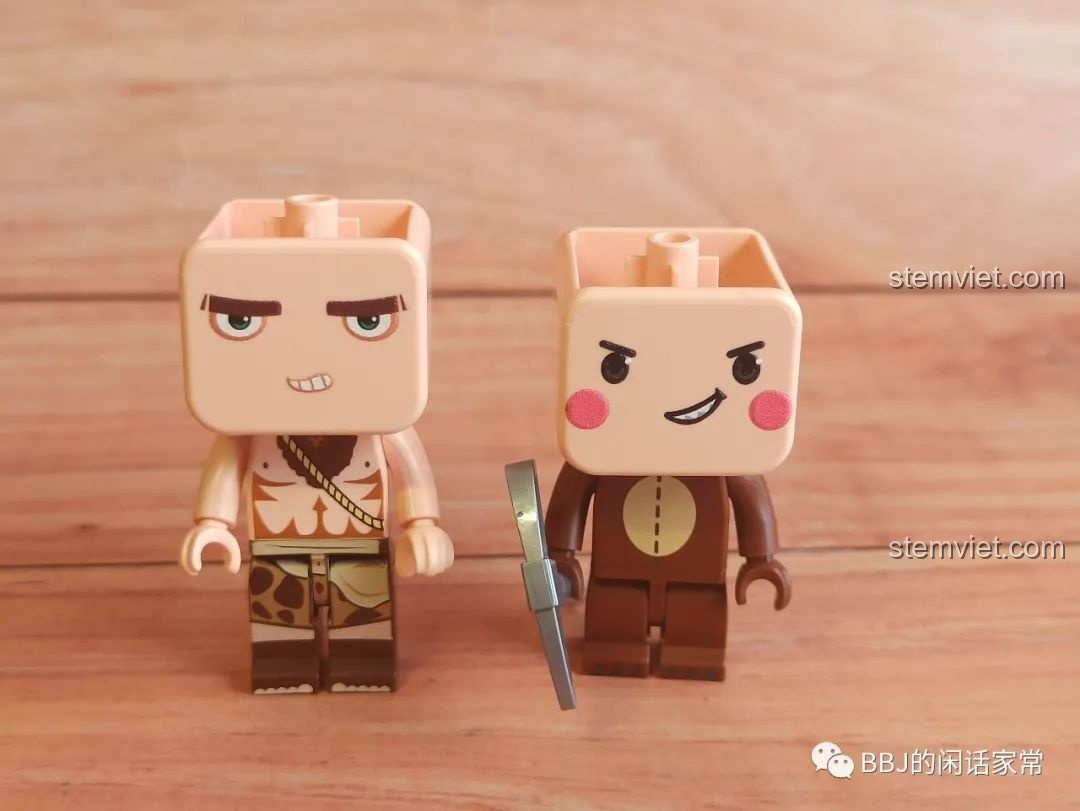 Hai nhân vật Tù trưởng và Bé Gấu của bộ QMAN 4906 trước khi lắp phần tóc và mũ, thể hiện chi tiết của mô hình.