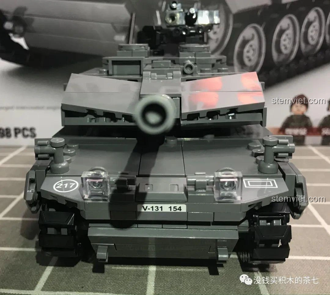 Hai minifigures nữ quân nhân Đức từ bộ Jiazhi 0104 Xe Tăng Leopard 2A7+, có thể thay đổi mũ để tạo sự khác biệt.