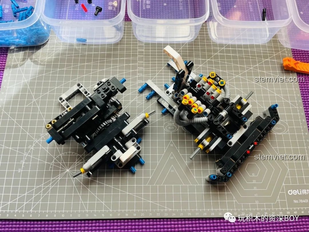 Hai phần chính của mô hình Koenigsegg One:1 SY JiaZhi 8607 đã được lắp ráp xong, sẵn sàng ghép nối.