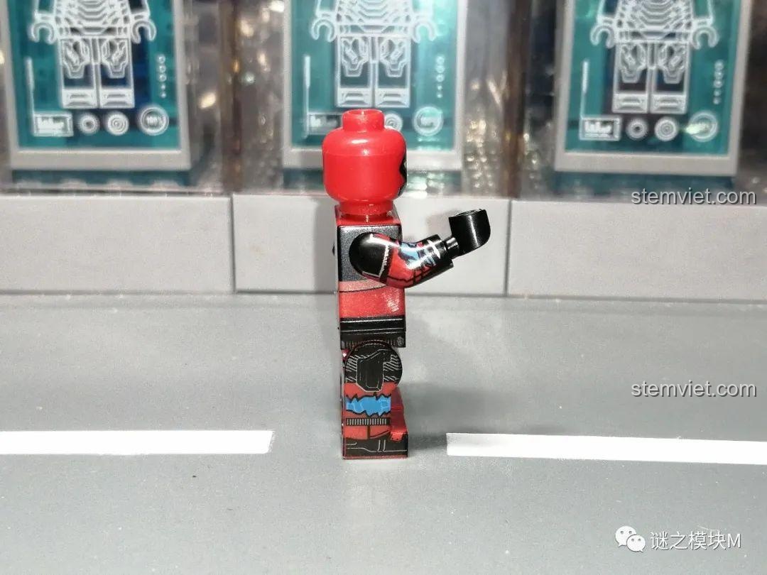 Hai phiên bản Iron Man: Zombie Iron Man (WM) và Iron Man (hãng khác).