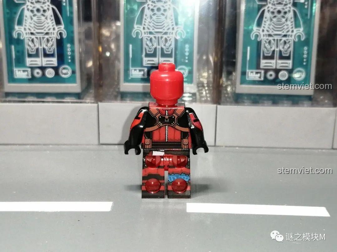 Hai phiên bản Spider-Man: Zombie Spider-Man (WM) và Spider-Man (hãng khác).