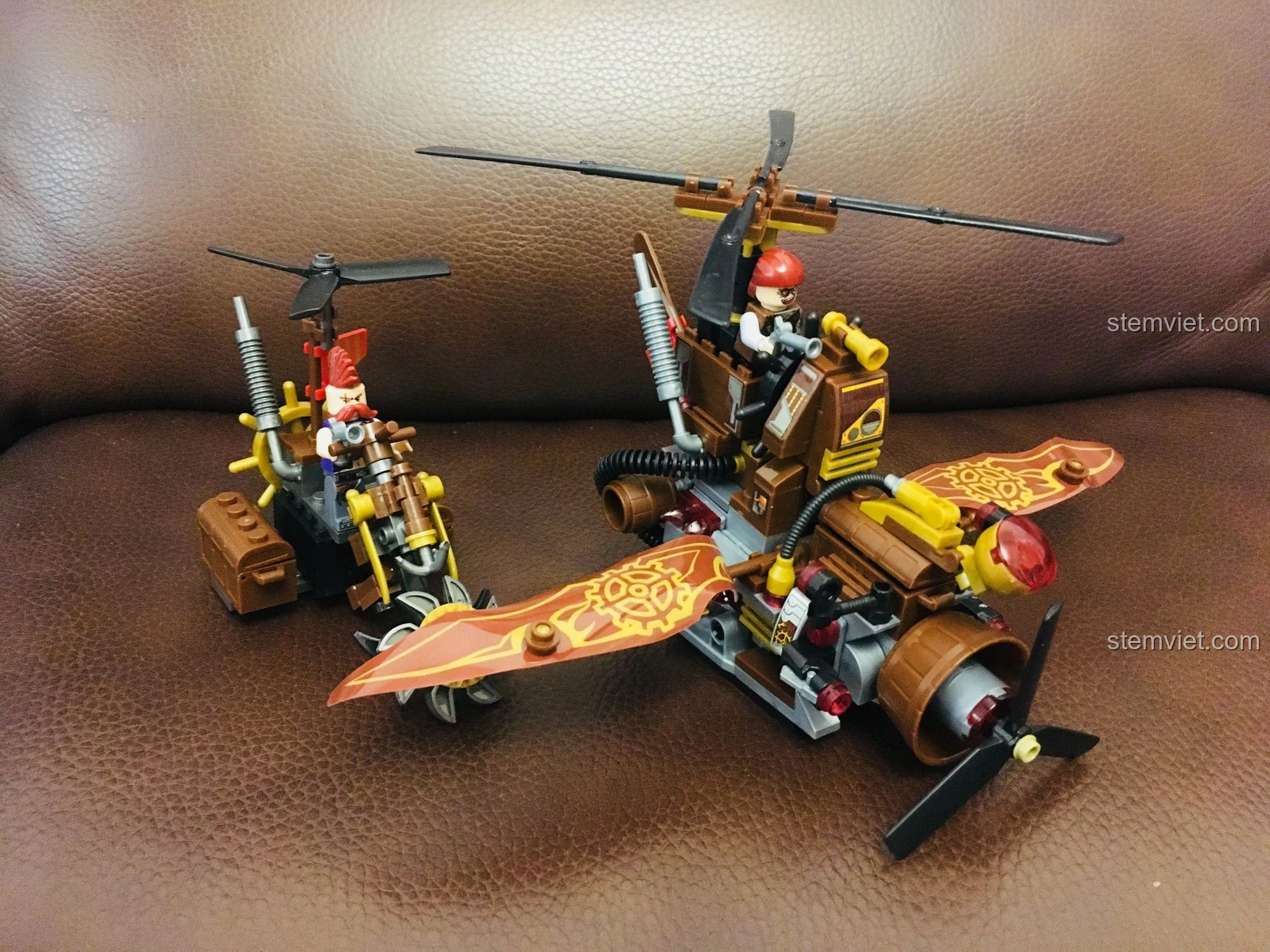 Hai mô hình phương tiện Steampunk của Weile: một trực thăng và một cỗ máy nhỏ hơn, thể hiện sự đa dạng trong thiết kế.