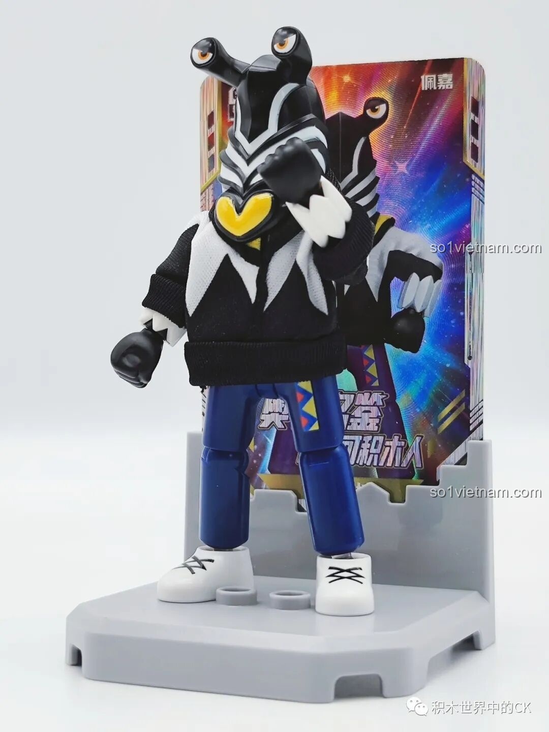 Hai mô hình quái vật, một có áo hoodie và một không, cả hai đều từ bộ lắp ráp BLOKEES.