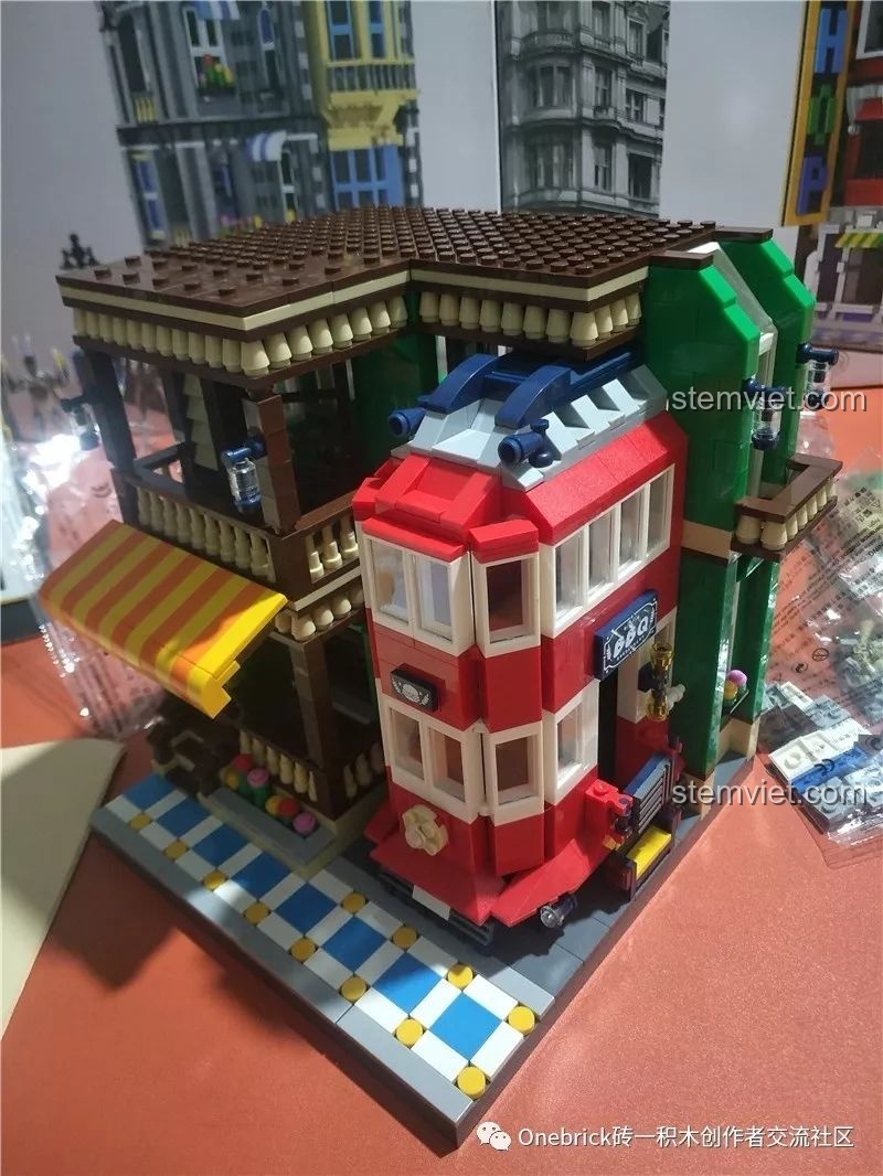 Mô hình WANGE 6313 với hai tầng đã hoàn thiện, toa tàu đỏ kéo dài lên cả hai tầng.