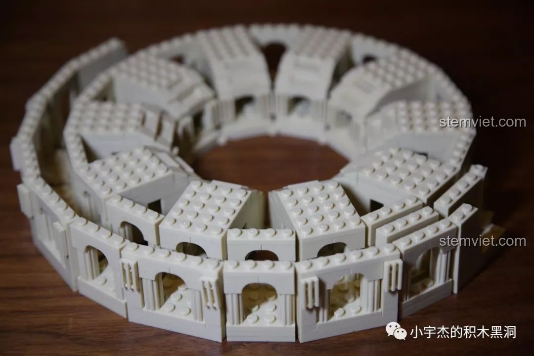 Hai phần vòng cung bên trong và bên ngoài của mô hình WANGE 5225 Colosseum đã sẵn sàng để ghép nối.