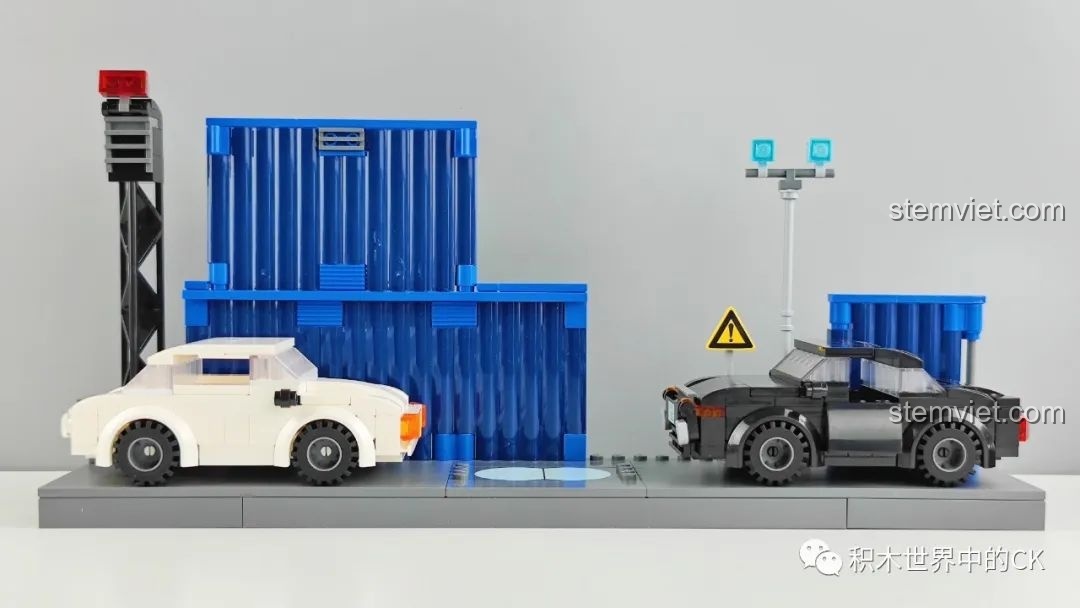 Hai chiếc xe ô tô đối đầu nhau trong bộ lắp ráp Keeppley K20708.